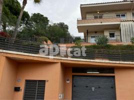 Houses (villa / tower), 240.00 m², near bus and train, almost new
