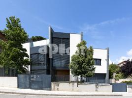 Houses (villa / tower), 483.00 m², almost new, Calle Pou Nou