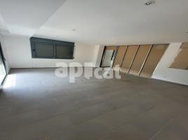 Flat, 204.00 m², near bus and train, almost new