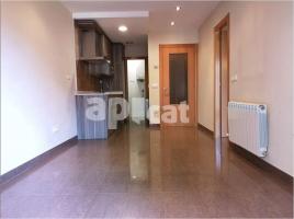 Flat, 42.00 m², near bus and train, almost new