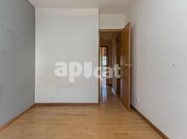 Flat, 93.00 m², near bus and train, almost new