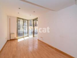 Flat, 99.00 m², near bus and train, almost new, Centre