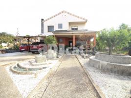 Houses (detached house), 240.00 m², near bus and train