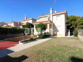 Houses (detached house), 227.00 m², near bus and train, Residencial
