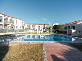 Houses (detached house), 137.00 m², near bus and train, almost new, Residencial