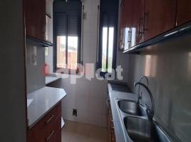 Flat, 82.00 m², near bus and train, almost new, Centre
