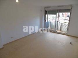 Flat, 93.00 m², near bus and train, almost new