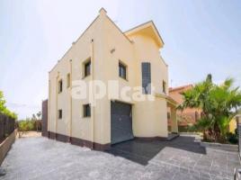 Houses (villa / tower), 354.00 m², almost new, Calle Sant Cosme i Damià