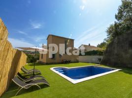 Houses (villa / tower), 195.00 m², almost new, Calle Satel·lits