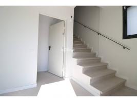 Terraced house, 230.00 m², almost new