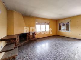 Casa (unifamiliar aislada), 324.00 m², cerca de bus y tren