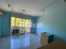 Flat, 80.00 m², near bus and train, almost new