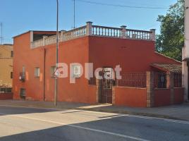 Houses (detached house), 487.00 m², near bus and train, Báscara