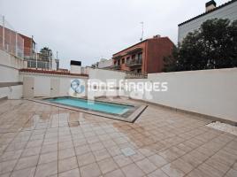 Flat, 96.00 m², near bus and train, almost new