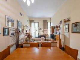 Flat, 130.00 m², close to bus and metro, almost new