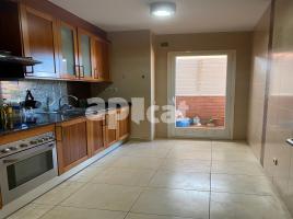 Flat, 91.00 m², near bus and train, almost new