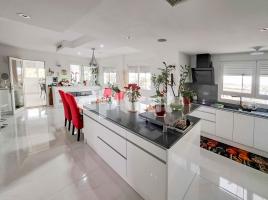 , 700.00 m², fast neu