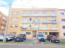 Flat, 82.85 m², near bus and train, almost new