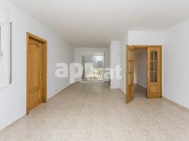 Houses (detached house), 176.00 m², almost new, Calle Castell Dosrius