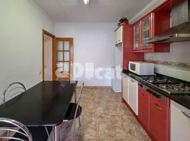 Pis, 85.00 m², près de bus et de train