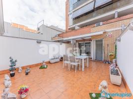 Dúplex, 112.00 m², cerca de bus y tren, seminuevo