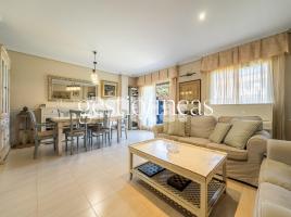 Unifamiliar adossada, 205.00 m², près de bus et de train, presque neuf