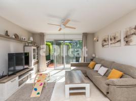  (unifamiliar adossada), 243.00 m², près de bus et de train, presque neuf