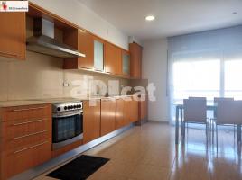 Apartament, 66.00 m², 附近的公共汽車和火車, 九成新