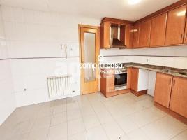 Casa (unifamiliar adossada), 198.00 m², prop de bus i tren, seminou