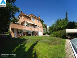 Houses (villa / tower), 340.00 m², near bus and train, Calle Can Camp