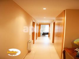 Apartament, 115.00 m², near bus and train, almost new, Calle Canigó