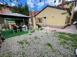 Houses (villa / tower), 301.00 m², near bus and train