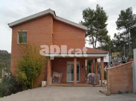 Houses (villa / tower), 215.00 m², near bus and train, almost new