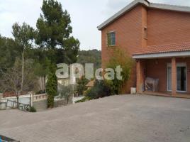 Houses (villa / tower), 215.00 m², near bus and train, almost new